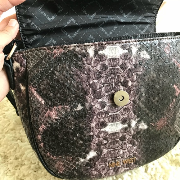 ๐ SALE Faux Snake Skin Bag - Picture 4 of 5